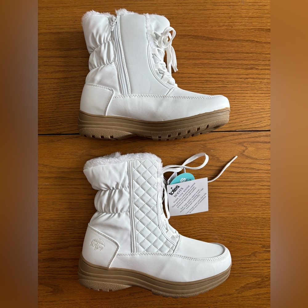 Totes Quilted White Daisy Waterproof Boots, women’s size 9